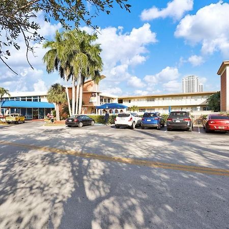 Private Hallandale Beach Studio Wbath Walking Distance To The Beach Pool Free Parking Exterior photo