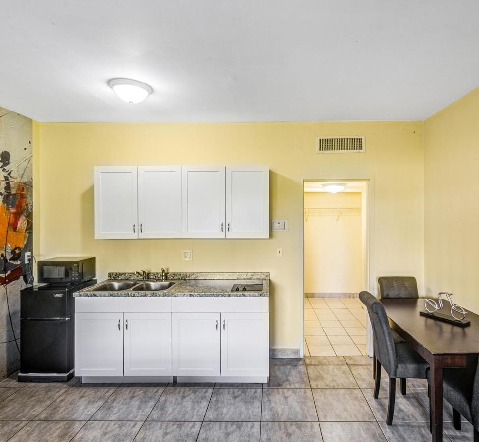 Private Hallandale Beach Studio Wbath Walking Distance To The Beach Pool Free Parking Exterior photo