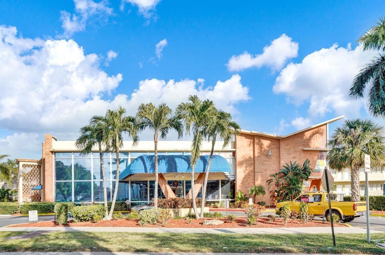 Private Hallandale Beach Studio Wbath Walking Distance To The Beach Pool Free Parking Exterior photo